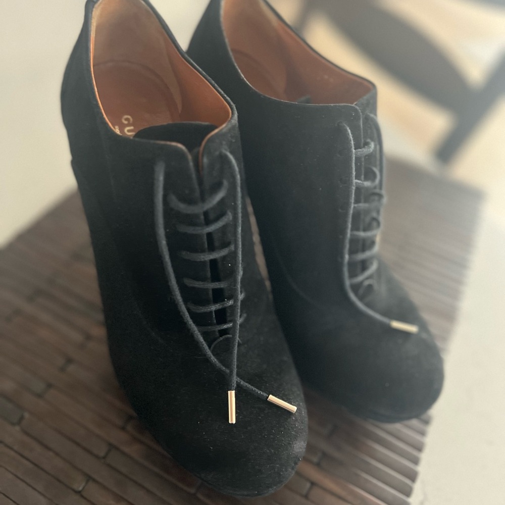 GREAT DEAL! Gucci Women's Black Sexy Suede Heels - Size 7.5, Preworn